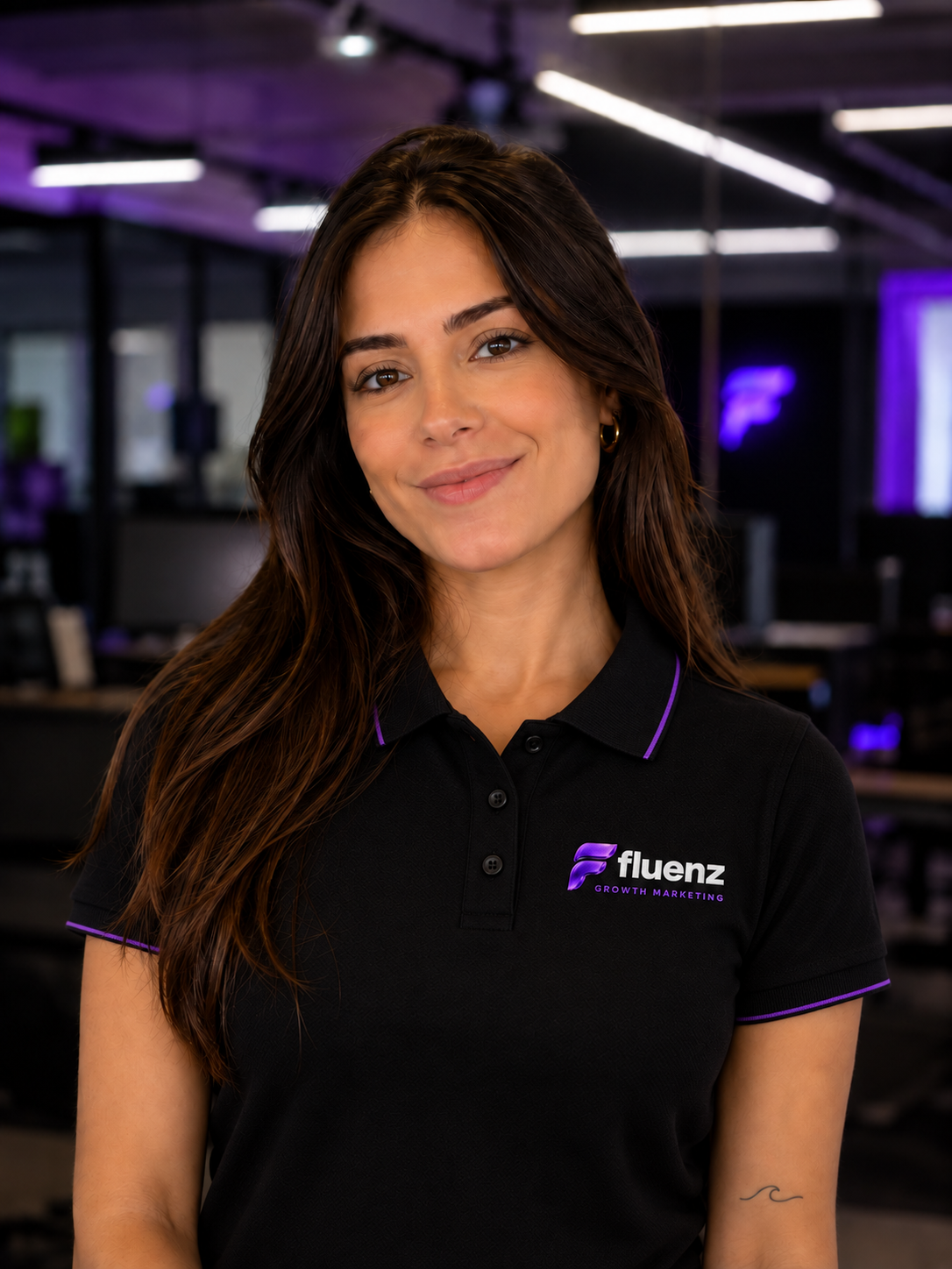 Retrato com camiseta preta e a identidade visual atual da Fluenz